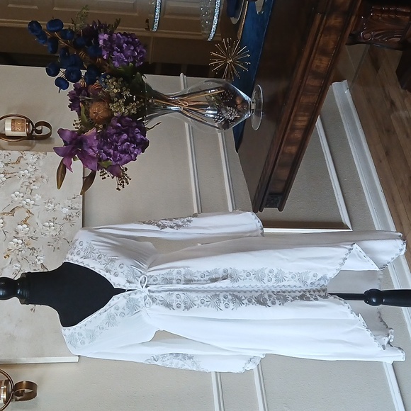 Women's White Boho Embroidered High Low Dress. Size M - Picture 13 of 17